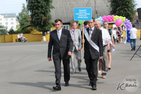 Выпускники Вилейского района станцевали последний школьный вальс (ФОТО)