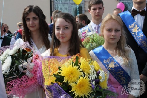 Выпускники Вилейского района станцевали последний школьный вальс (ФОТО)