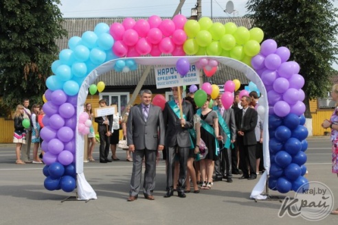 Выпускники Вилейского района станцевали последний школьный вальс (ФОТО)