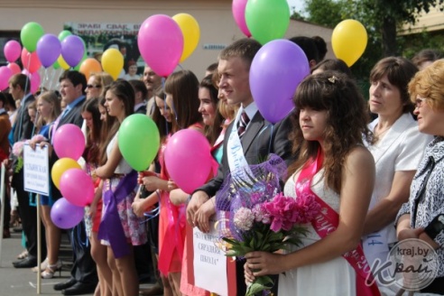 Выпускники Вилейского района станцевали последний школьный вальс (ФОТО)