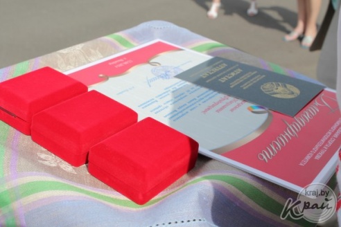 Выпускники Вилейского района станцевали последний школьный вальс (ФОТО)