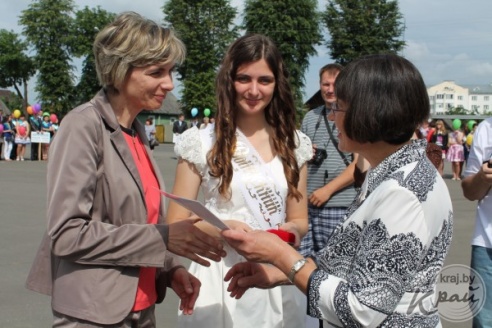 Выпускники Вилейского района станцевали последний школьный вальс (ФОТО)