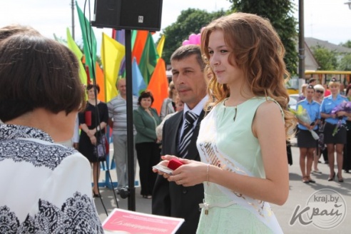 Выпускники Вилейского района станцевали последний школьный вальс (ФОТО)