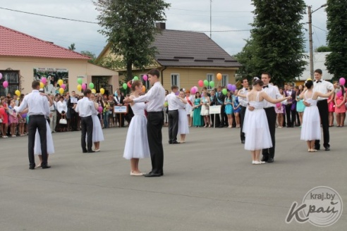 Выпускники Вилейского района станцевали последний школьный вальс (ФОТО)