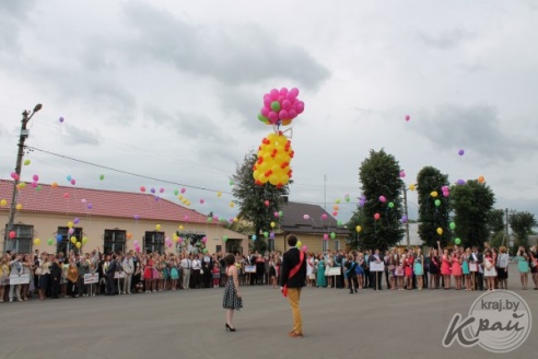 Выпускники Вилейского района станцевали последний школьный вальс (ФОТО)