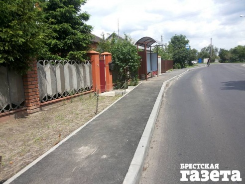 Брестские дорожники выполнили обещание: у остановочного пункта «Акимочкина» появились крыша и скамейка