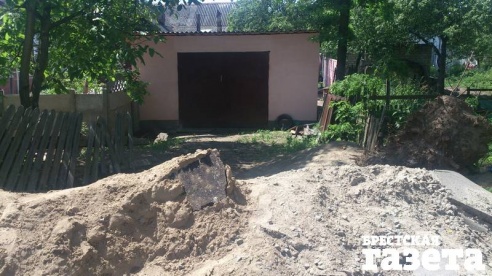 Брестчане с ул. Высокой категорически против того, чтобы частный сектор использовал их двор как дорогу к гаражам
