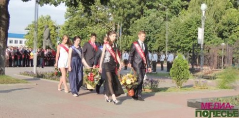 Вальс выпускников звучал над Столином