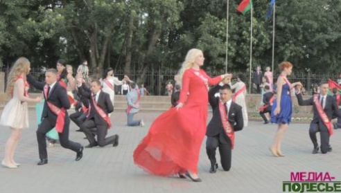 Вальс выпускников звучал над Столином