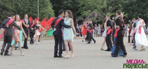 Вальс выпускников звучал над Столином