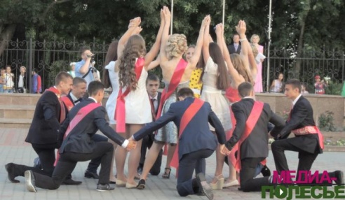 Вальс выпускников звучал над Столином