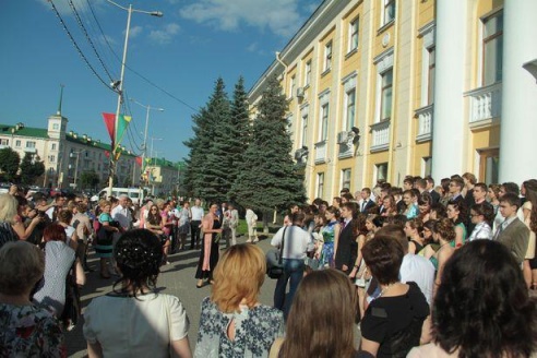 В Барановичах прошли школьные выпускные
