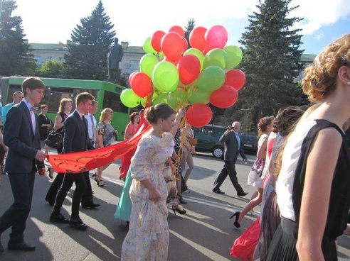 В Барановичах прошли школьные выпускные