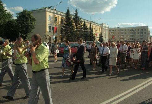 В Барановичах прошли школьные выпускные