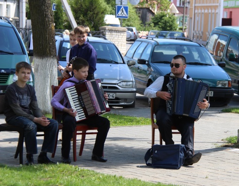 Музыканты вышли на улицу
