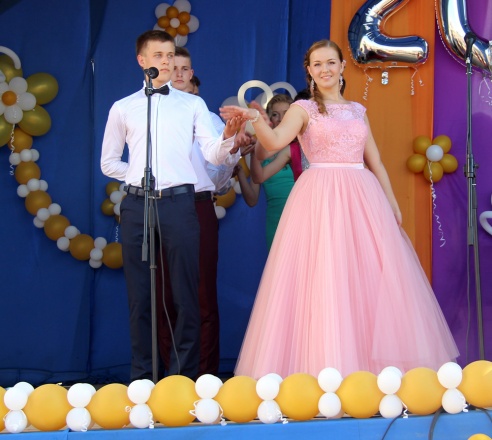 Под звуки школьного вальса