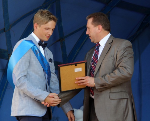 Под звуки школьного вальса