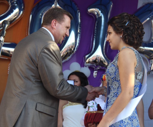 Под звуки школьного вальса