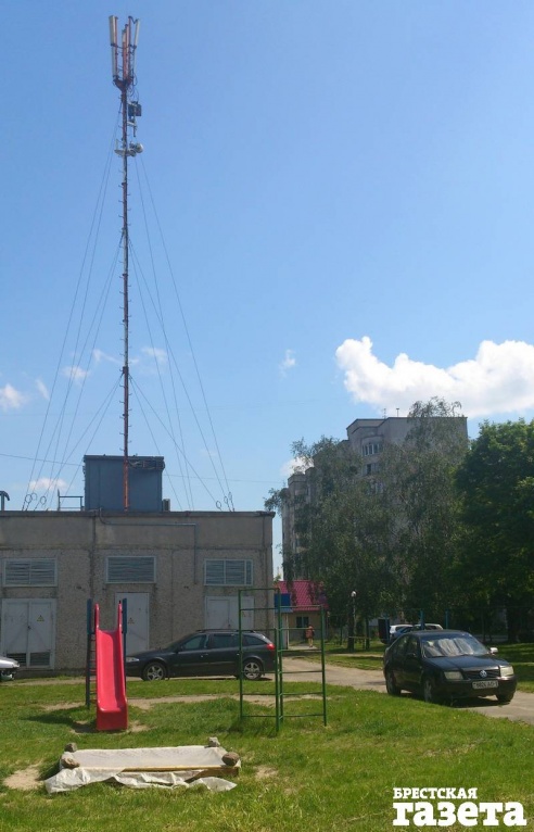 Брестчане с ул. Вишневой обеспокоены соседством с антенной базовой станции сотовой связи во дворе их дома