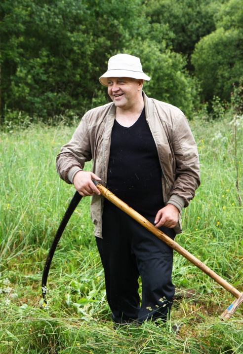 Звінелі дружна косы. У Пастаўскім раёне у трэці раз прайшоў чэмпіянат па касьбе