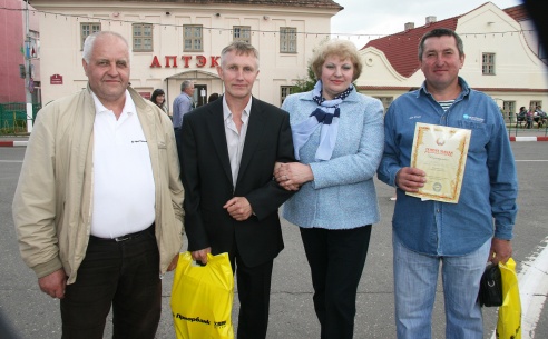 Звінелі дружна косы. У Пастаўскім раёне у трэці раз прайшоў чэмпіянат па касьбе