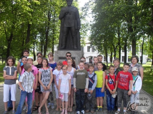 Вилейские школьники посетили с экскурсией мемориальный комплекс «Шталаг 342» в Молодечно (ФОТО)