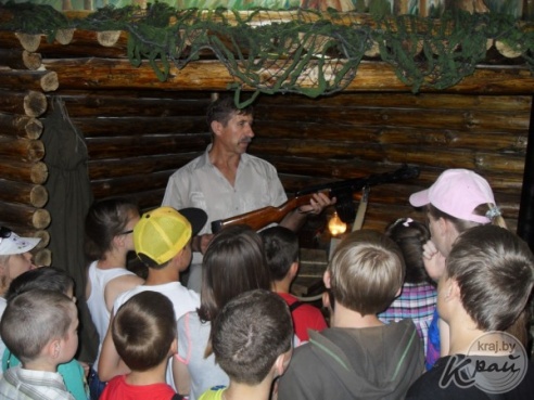 Вилейские школьники посетили с экскурсией мемориальный комплекс «Шталаг 342» в Молодечно (ФОТО)