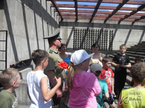 Вилейские школьники посетили с экскурсией мемориальный комплекс «Шталаг 342» в Молодечно (ФОТО)