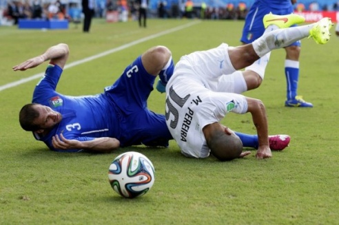 На Чемпионате мира по футболу сборная Уругвая обыграла команду Италии и вышла в плей-офф (ФОТО)