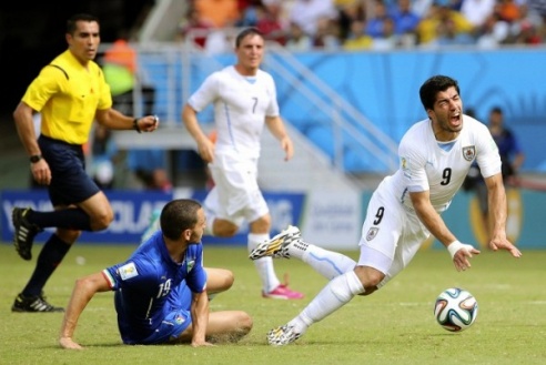 На Чемпионате мира по футболу сборная Уругвая обыграла команду Италии и вышла в плей-офф (ФОТО)