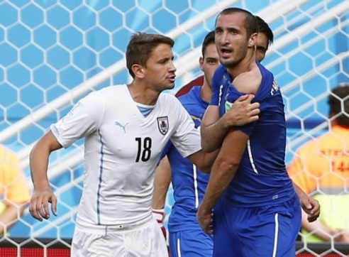 На Чемпионате мира по футболу сборная Уругвая обыграла команду Италии и вышла в плей-офф (ФОТО)