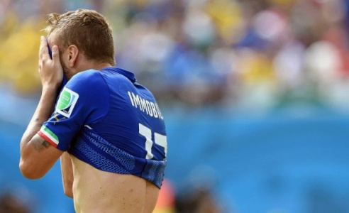 На Чемпионате мира по футболу сборная Уругвая обыграла команду Италии и вышла в плей-офф (ФОТО)