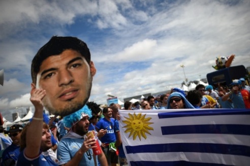 На Чемпионате мира по футболу сборная Уругвая обыграла команду Италии и вышла в плей-офф (ФОТО)