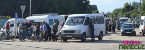 Народное мнение о безопасности движения в Лунинецком районе милиция изучала прямо на перекрёстке