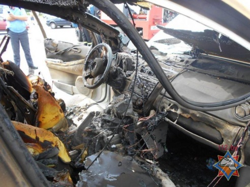 В Калинковичах водитель сгоревшей Mazda был госпитализирован с тяжелыми ожогами (фото)