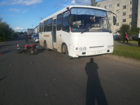 После столкновения с рейсовым автобусом мотоциклист попал в больницу 25 июня в Вилейке (ФОТО)