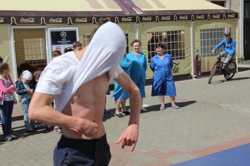 В Барановичах в центре города танцевали хип-хоп