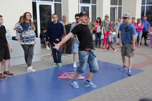 В Барановичах в центре города танцевали хип-хоп