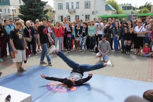 В Барановичах в центре города танцевали хип-хоп