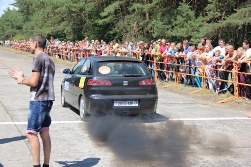 Под Барановичами прошли гонки автомобилей