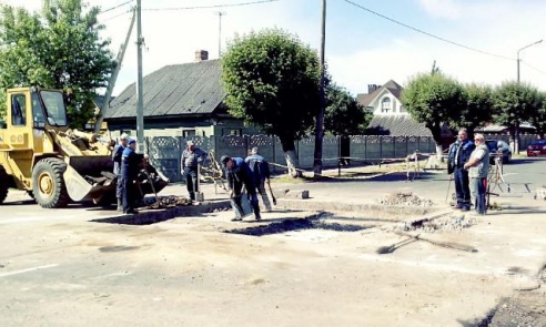 ФОТОФАКТ: В Барановичах на улице, где недавно сменили асфальт, прорвало теплотрассу