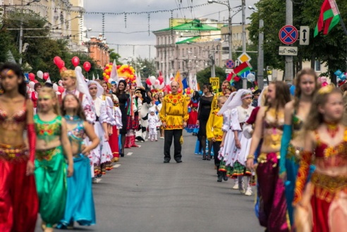 В Могилёве в День города прошло театрализованное шествие