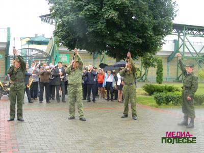Июль. Независимость. Праздник под зонтом Июль. Независимость. Праздник под зонтом