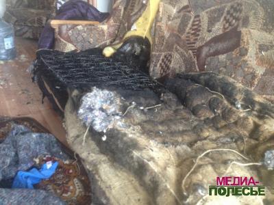 В центре Лунинца горела квартира в пятиэтажном доме. Жильцов подъезда эвакуировали