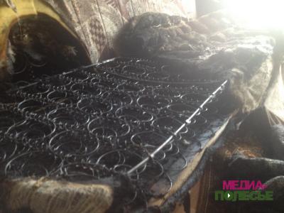 В центре Лунинца горела квартира в пятиэтажном доме. Жильцов подъезда эвакуировали