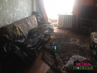 В центре Лунинца горела квартира в пятиэтажном доме. Жильцов подъезда эвакуировали