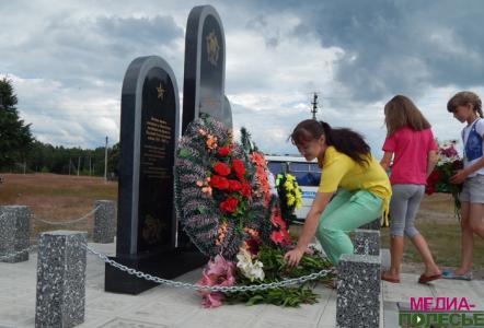 70 лет под мирным небом. В памятную дату на Лунинетчине прошли митинги, автопробег и открытие памятника 70 лет под мирным небом. В памятную дату на Лунинетчине прошли митинги, автопробег и открытие памятника