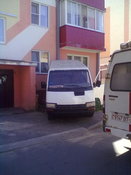 Фотофакт: в Речице автомобиль врезался в дом