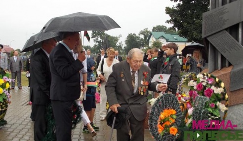 Июль. Независимость. Праздник под зонтом