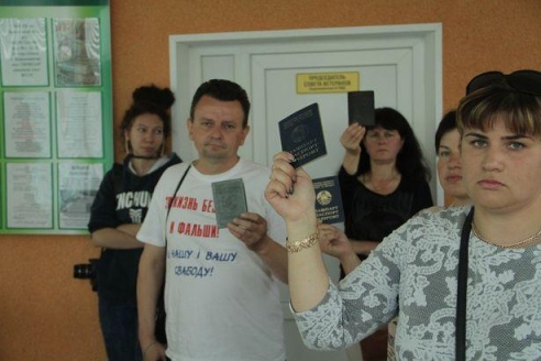 Барановичские предприниматели собрались у ГОВД с требованием освободить Николая Черноуса